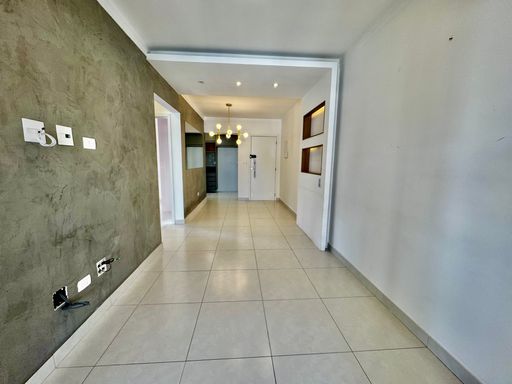sala ampla 2 ambientes com acesso a entrada principal e sistema de iluminação diferenciada