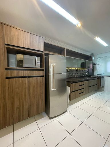 ampla cozinha com armários planejados