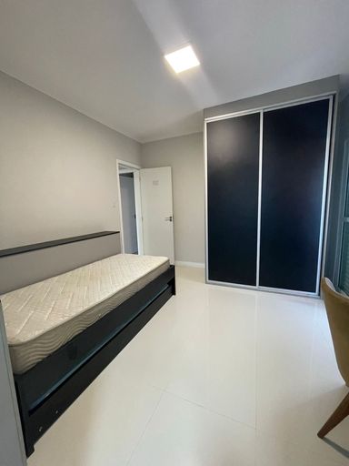 amplo dormitório com acesso a varanda gourmet envidraçada