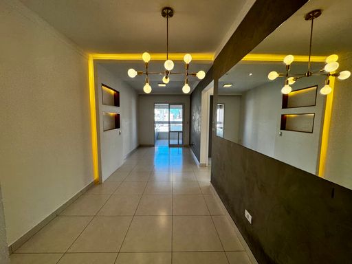 sala ampla 2 ambientes com acesso a entrada principal e sistema de iluminação diferenciada