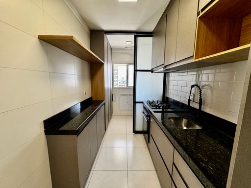 cozinha planejada em primeiríssima qualidade, semi integrada a área de serviço arejada com porta de correr