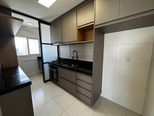 cozinha planejada em primeiríssima qualidade, semi integrada a área de serviço arejada com porta de correr