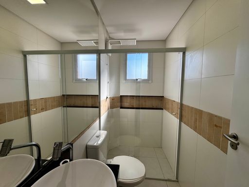 banheiro da suíte social moderno, arejado, com nicho e box de vidro