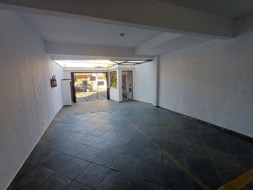 garagem com acesso a entrada principal com cobertura de vidro e portão eletrônico