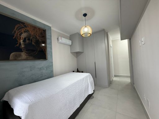suíte 2 com armário planejado, ar condicionado e acesso a varanda envidraçada