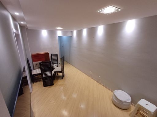 sala 2 ambientes com teto rebaixado bem iluminada