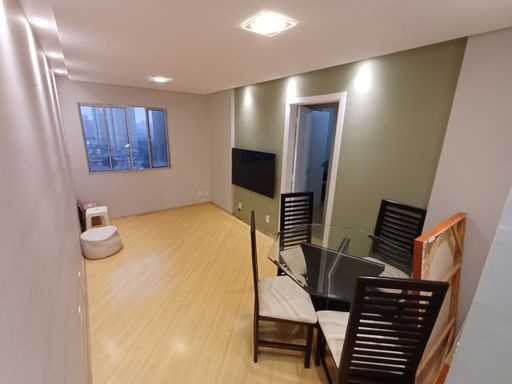 sala 2 ambientes com teto rebaixado bem iluminada