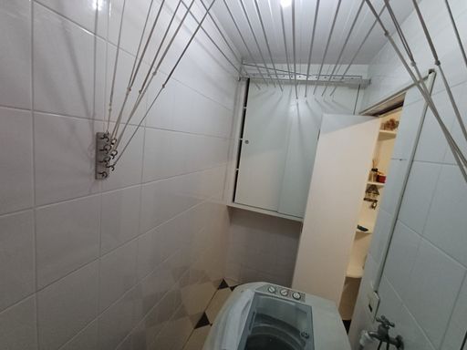 área de serviço com armário planejado, porta camarão e varal em alumínio com varetas individuais