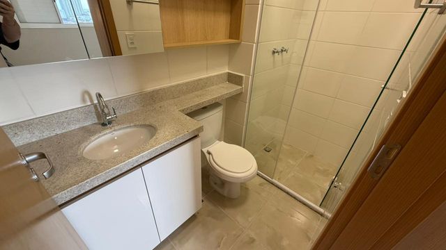 banheiro da suíte com armários planejados e box de vidro