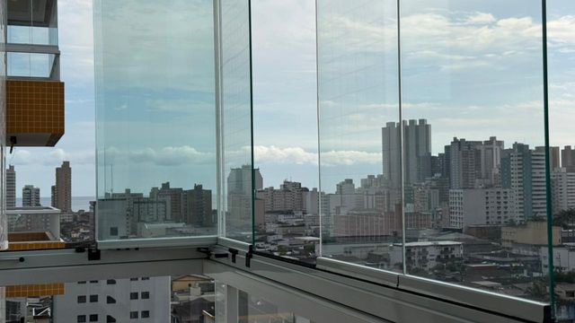 ampla varanda gourmet envidraçada com vista livre