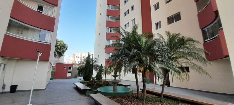 área de convivência com fonte, bem arborizada