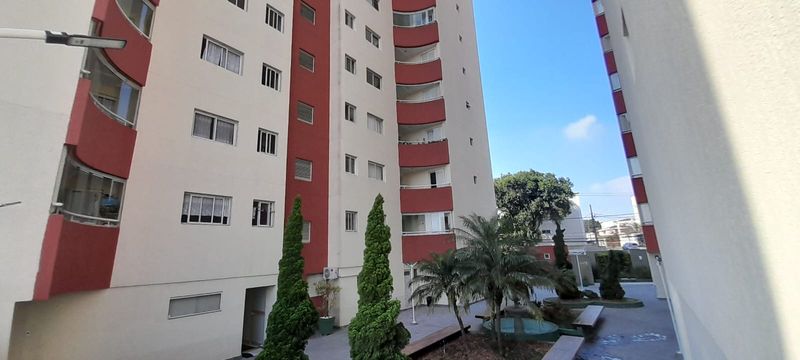 área de convivência com fonte, bem arborizada