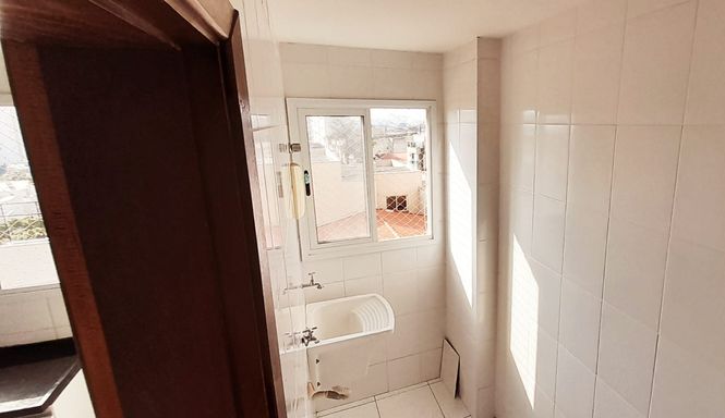 ampla área de serviço arejada e com iluminação natural