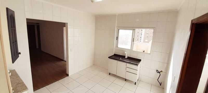 ampla cozinha bem iluminada e arejada com acesso a sala 2 ambientes e a área de serviço