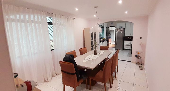 sala de jantar semi integrada com cozinha planejada