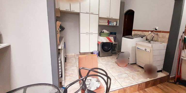 ampla área de serviço com um banheiro