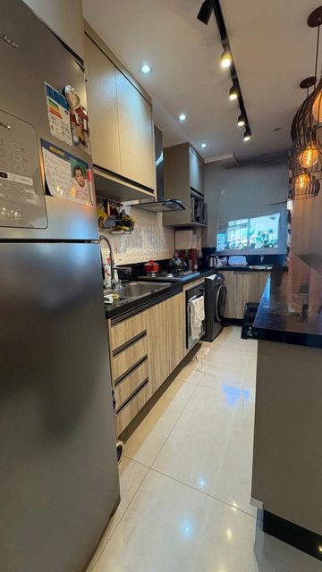 cozinha planejada estilo americana de primeiríssima qualidade, semi integrada a área de serviço bem arejada