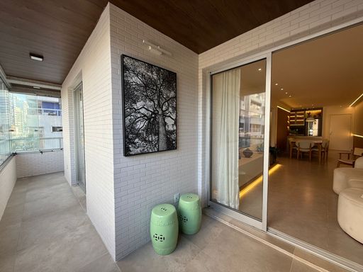 ampla varanda gourmet envidraçada com acesso a sala 2 ambientes