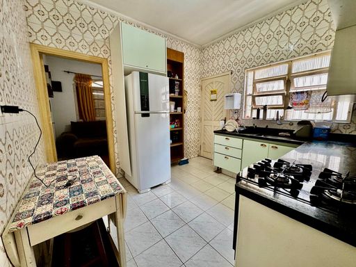 cozinha bem arejada com armários planejados e ampla pia em granito preta