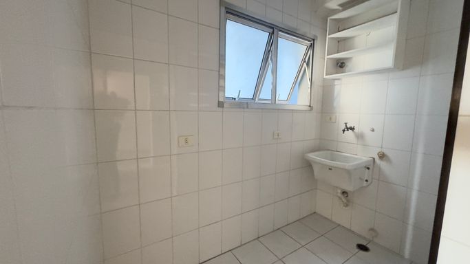 ampla área de serviço bem arejada