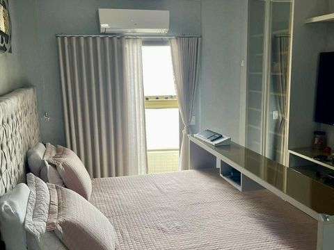 suíte com ar condicionado e acesso a varanda gourmet com móveis planejados