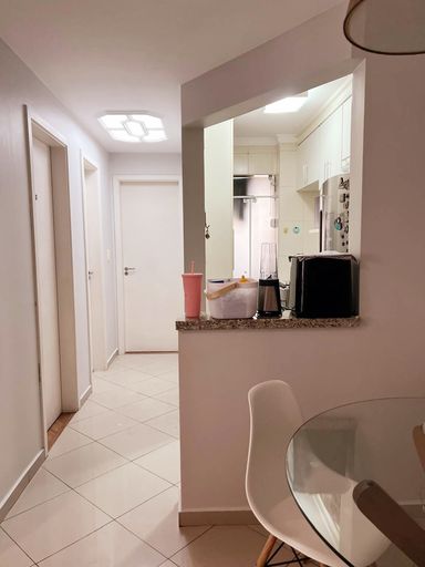 sala ampla 2 ambientes semi integrada a cozinha e acesso aos dormitórios