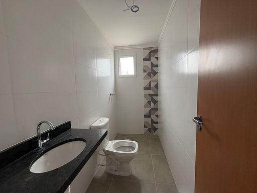 banheiro da suíte 2, arejada com pedra em granito preta