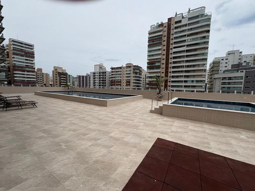 ampla piscina adulto e infantil e deck solarium