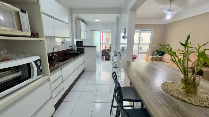 cozinha ampla, espaçosa e integrada com a sala e saída para a varanda