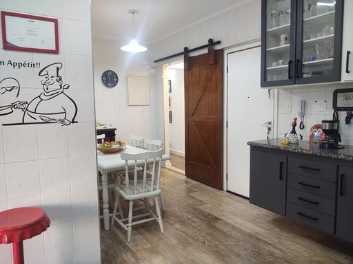 ampla cozinha com porta de correr dividindo os ambientes