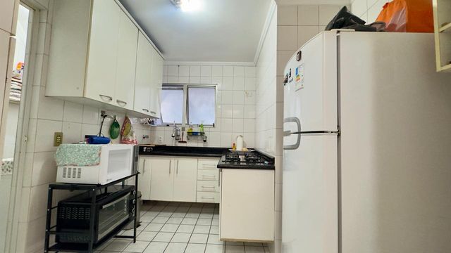 ampla cozinha bem arejada com ventilação natural, móveis planejados e cooktop