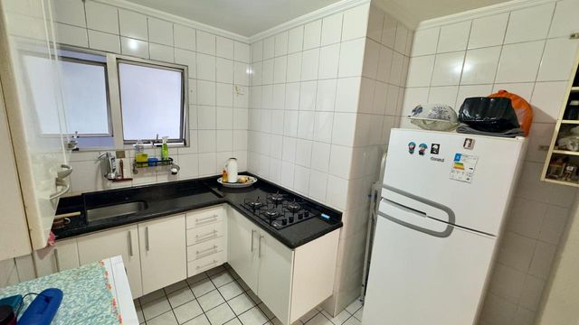ampla cozinha bem arejada com ventilação natural, móveis planejados e cooktop
