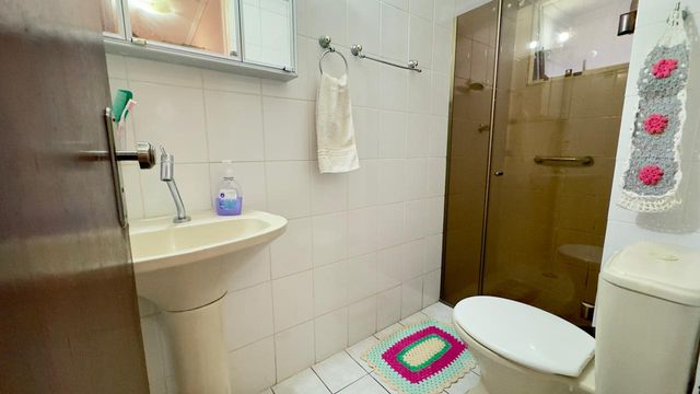 banheiro com box de vidro bem arejado e ventilação natural