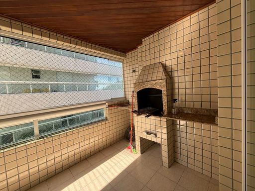varanda gourmet envidraçada com vista para o morro do Xixová, churrasqueira a carvão e tela de proteção