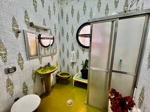 amplo banheiro bem arejado com box