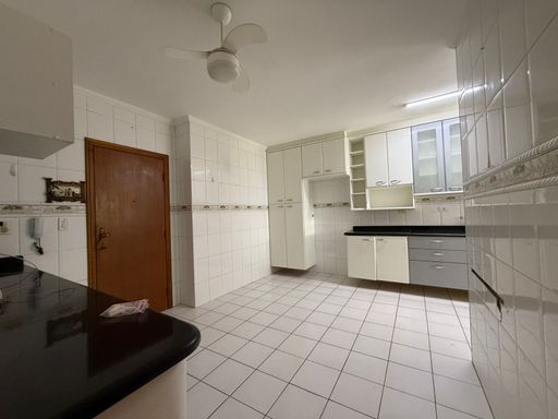 ampla cozinha 2 ambientes com armários planejados