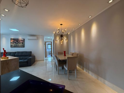 ampla sala 2 ambientes em total requinte com acesso ao lavabo e aos dormitórios