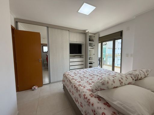 suíte com acesso a varanda gourmet envidraçada e armário planejado