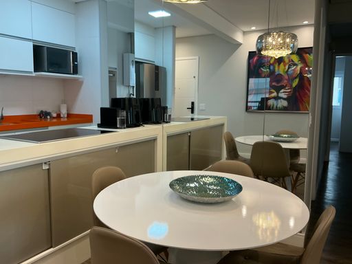 Sala de jantar espaçosa integrada com sala de estar