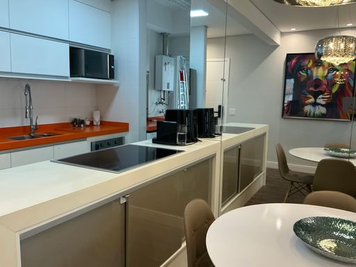 Ampla cozinha integrada a sala de estar