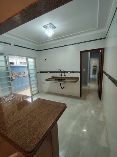 cozinha semi integrada a sala , com acesso a área externa e aos dormitórios