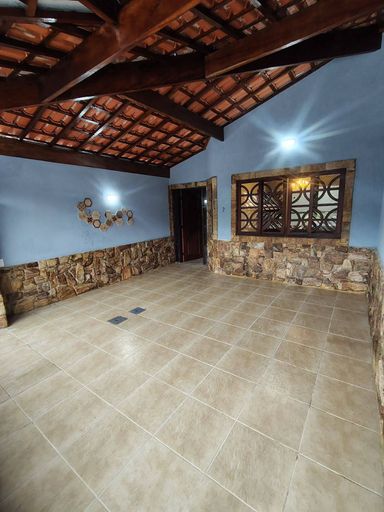 fachada com acabamento em pedras e com garagem coberta para 2 carros