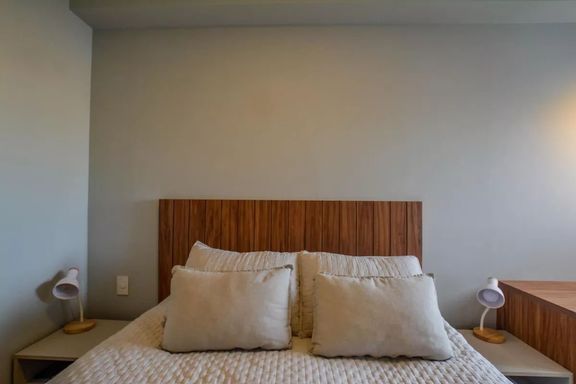 Suíte ampla com móveis planejados