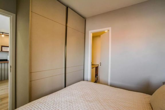 Suíte ampla com móveis planejados