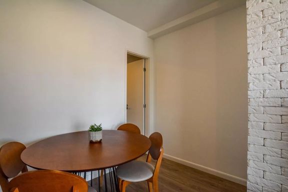 Sala de jantar espaçosa