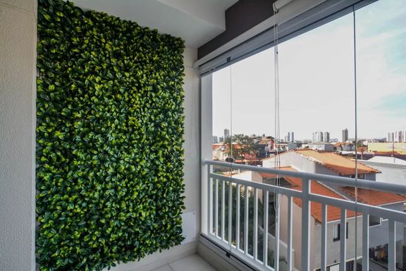 Vista livre e privilegiada da varanda envidraçada com cortina blackout e vista livre