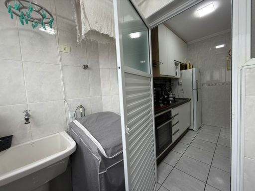 área de serviço bem arejada com acesso a cozinha com porta