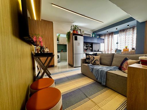 ampla sala arejada e bem iluminada, semi integrada a cozinha com acesso a área de serviço