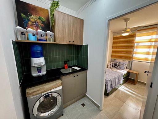 área de serviço com armários planejados e acesso ao dormitório