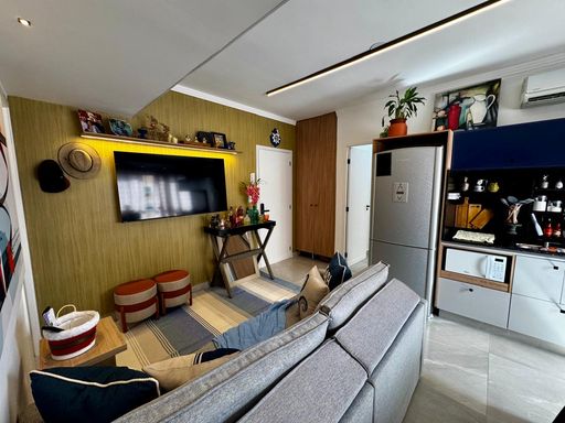 ampla sala arejada e bem iluminada, semi integrada a cozinha com acesso a entrada principal